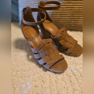 Size 9
NWOT - Brown Woven Leather Heels